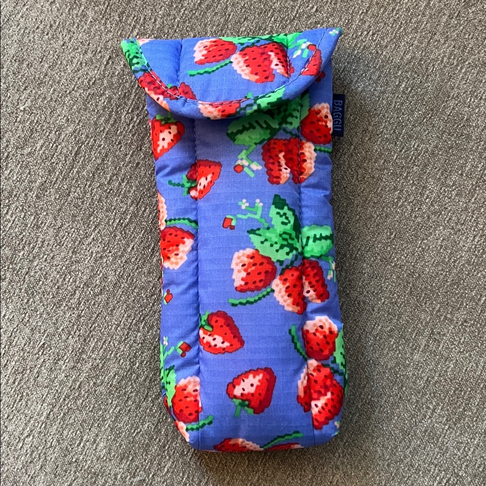 BAGGU Wild Strawberry Print Glasses Case - Picture 2 of 3